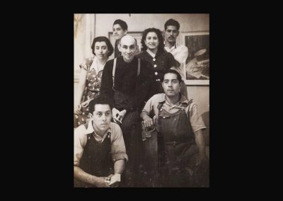 1950 | Con trabajadoras y obreros en el montaje del 1° Salón de Pintura de La Rioja