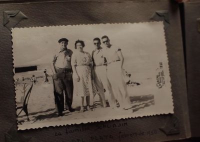 1950 | Con su esposa e hijos en Mar del Plata