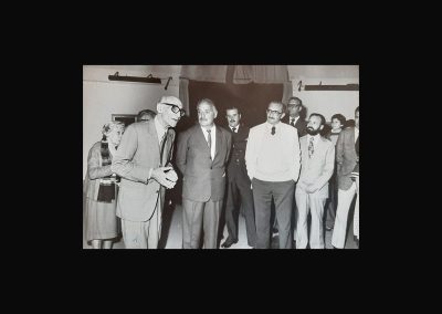 1977 | Inaugurando una muestra en el Museo de Bellas Artes de Luján, con su director, Osvaldo Fernández y don Raúl Fernández de Monjardín.